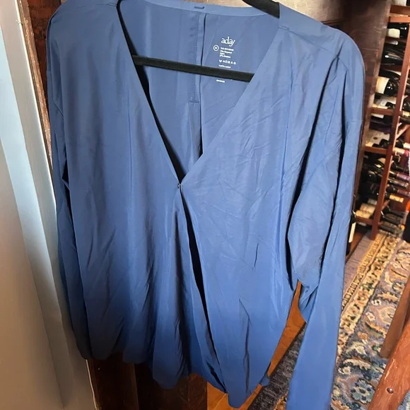 Aday That's A Wrap Top size Medium in Navy - Picture 3 of 4